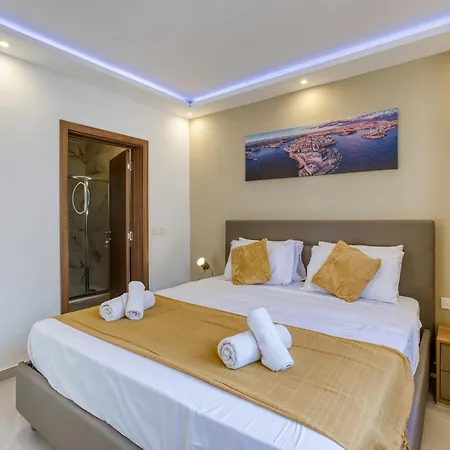 Lovely Waterfront With Stunning Views In By 360 Estates דירה *