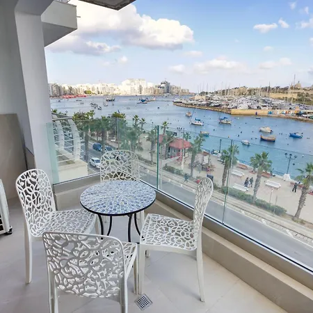 Lovely Waterfront With Stunning Views In By 360 Estates דירה *