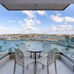 Lejlighed Lovely Waterfront With Stunning Views In By 360 Estates *