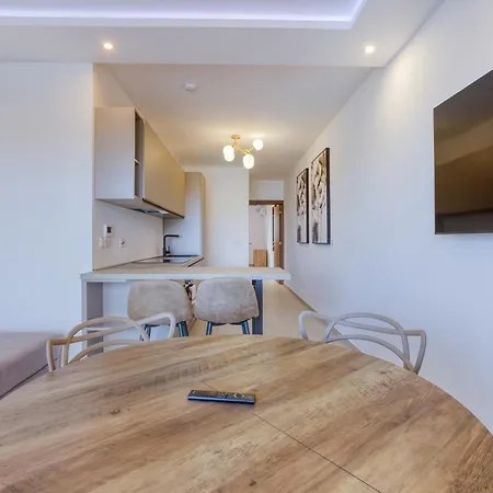 Lovely Waterfront With Stunning Views In By 360 Estates Apartment *